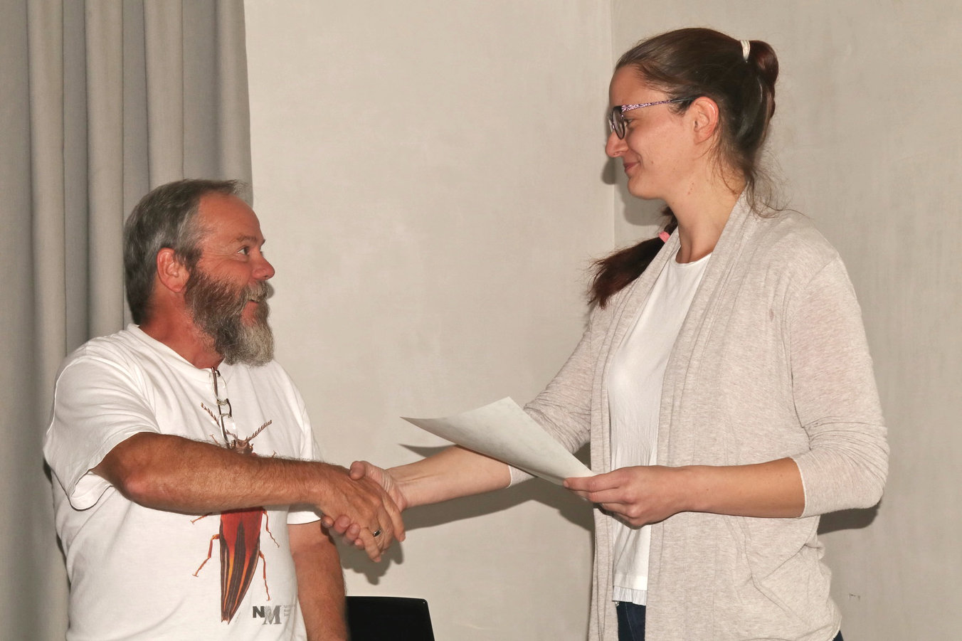 Ambros Hänggi beglückwünscht die Preisträgerin Ambros Hänggi beglückwünscht die Preisträgerin