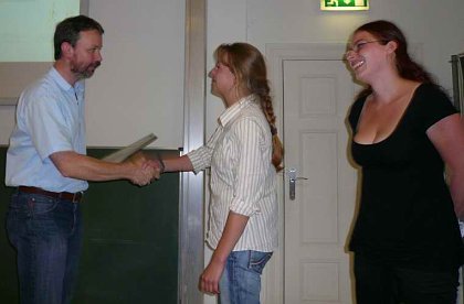 Preisverleihung an Kathrin Stenchly und Bianca Böttcher durch Peter Jäger Preisverleihung an Kathrin Stenchly und Bianca Böttcher durch Peter Jäger