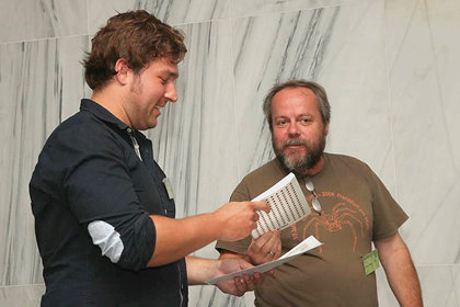 Ambros Hänggi überreicht Bram Vanthournout seinen Preis