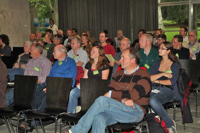 Das Publikum lauscht gespannt den Vorträgen Interessiertes Publikum